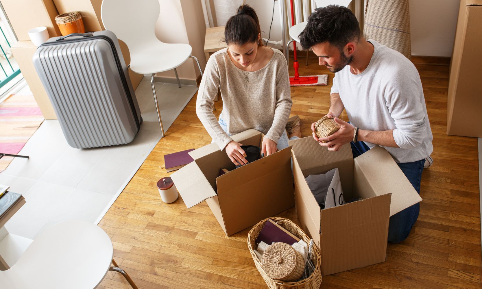 Image of a couple unpacking their boxes in their new apartment home
