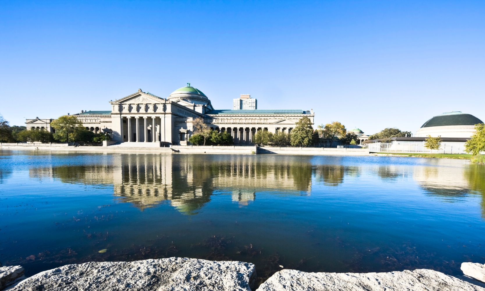 Image of the Museum of Science and Industry in Chicago behind a large pond