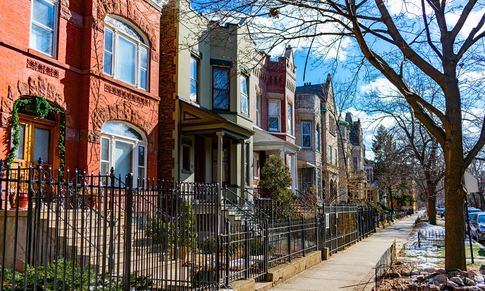 An image of Ravenswood Chicago row homes with front yards and tree-lined sidewalks
