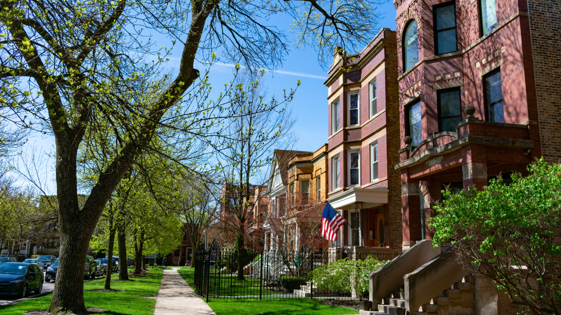 An image of suburban row homes in an Uptown Chicago neighborhood