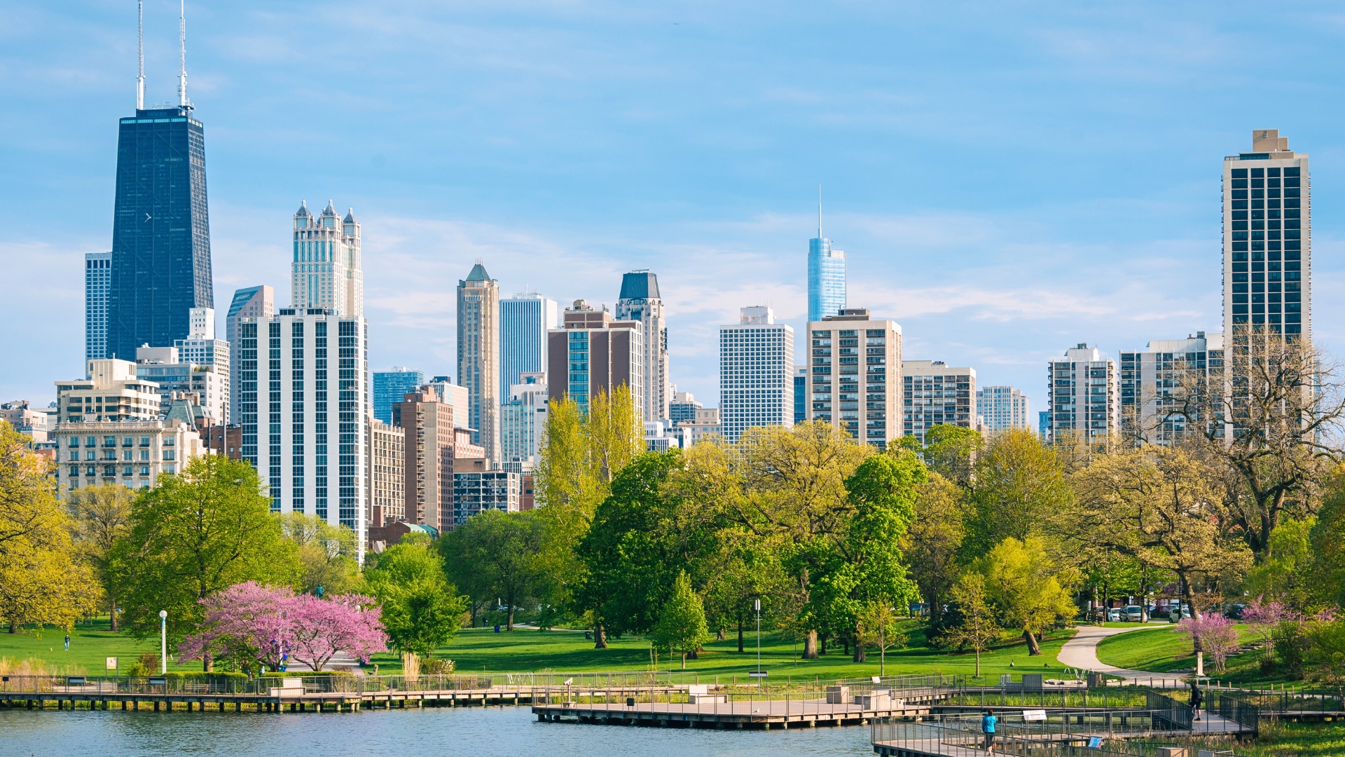 A photo of Lincoln Park Chicago with the park and skyline in the backgorund