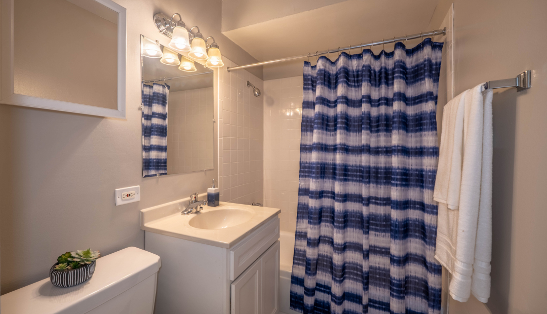 Arbors of Glen Ellyn Bathroom