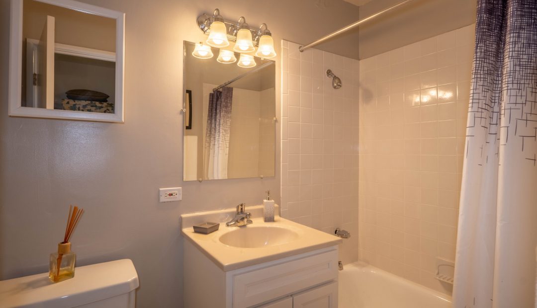 Arbors of Glen Ellyn Bedroom Bathroom