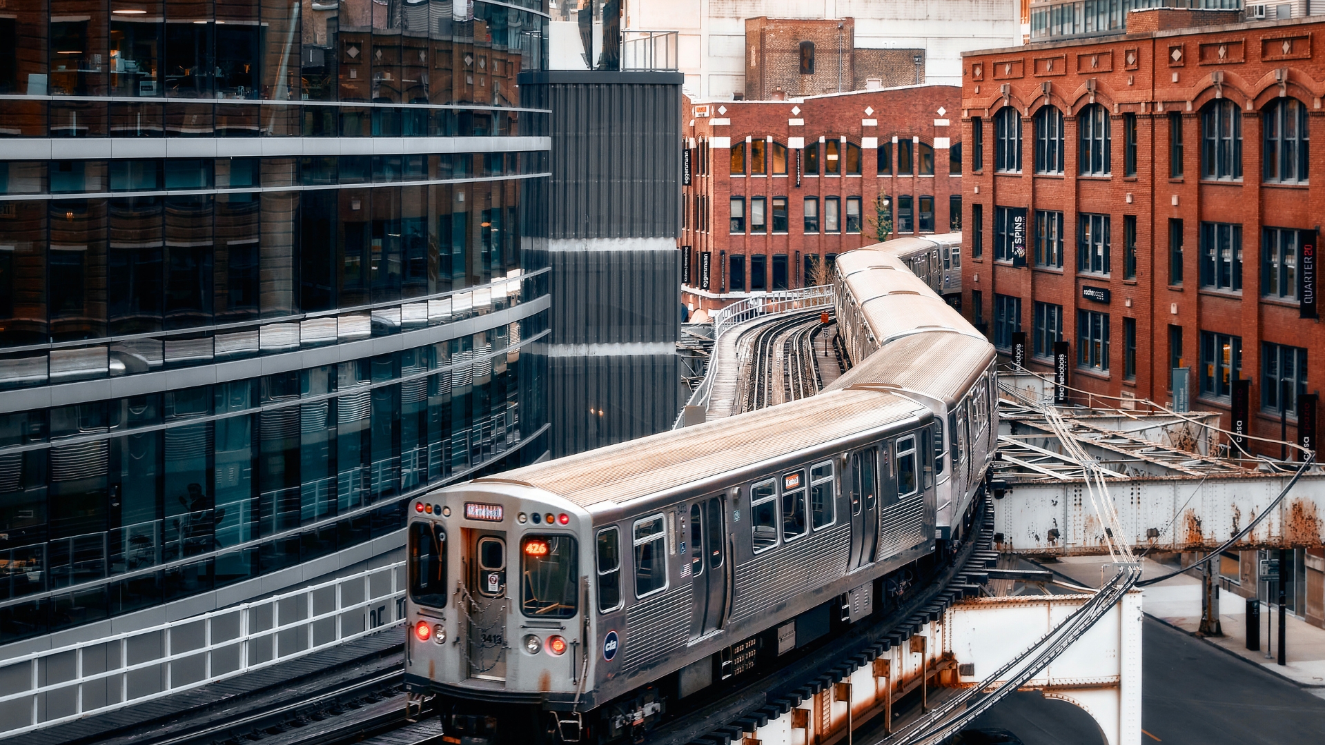 A train traveling through Printers Row Chicago and the Loop