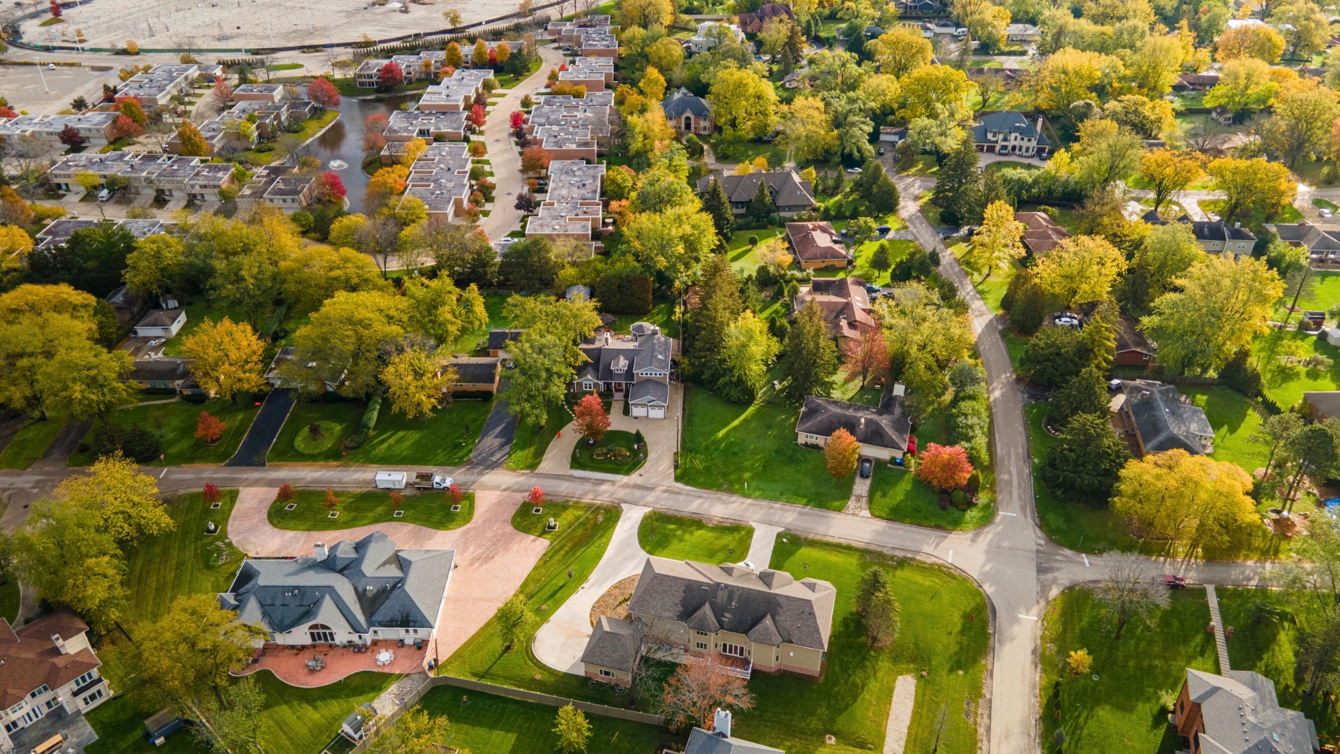 Aerial view image of an Illinois suburb