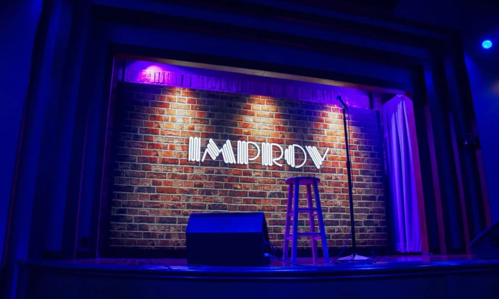 Image of an empty venue inside the Chicago Imrov