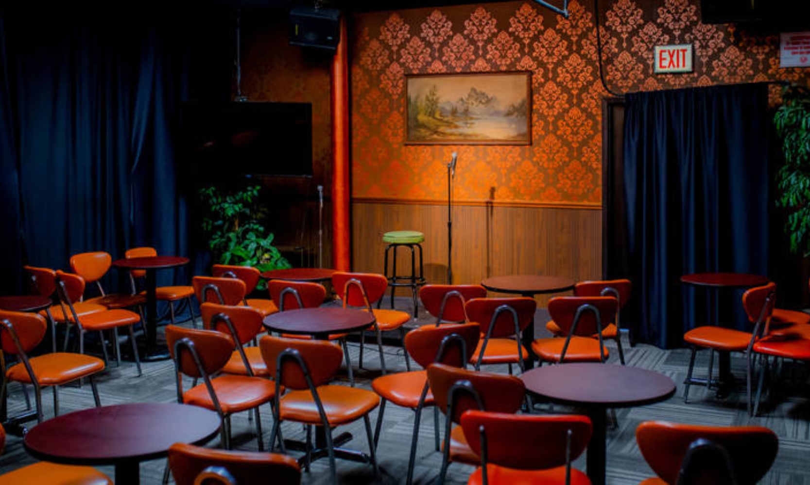 Image of an empty venue inside the Lincoln Lodge in Chicago