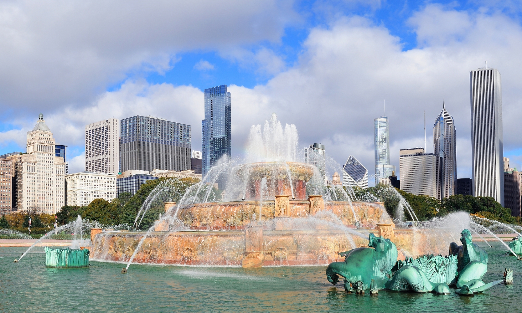 Image of Grant Park's Buckingham Fountain and skyscrapers in the Chicago Loop during the day