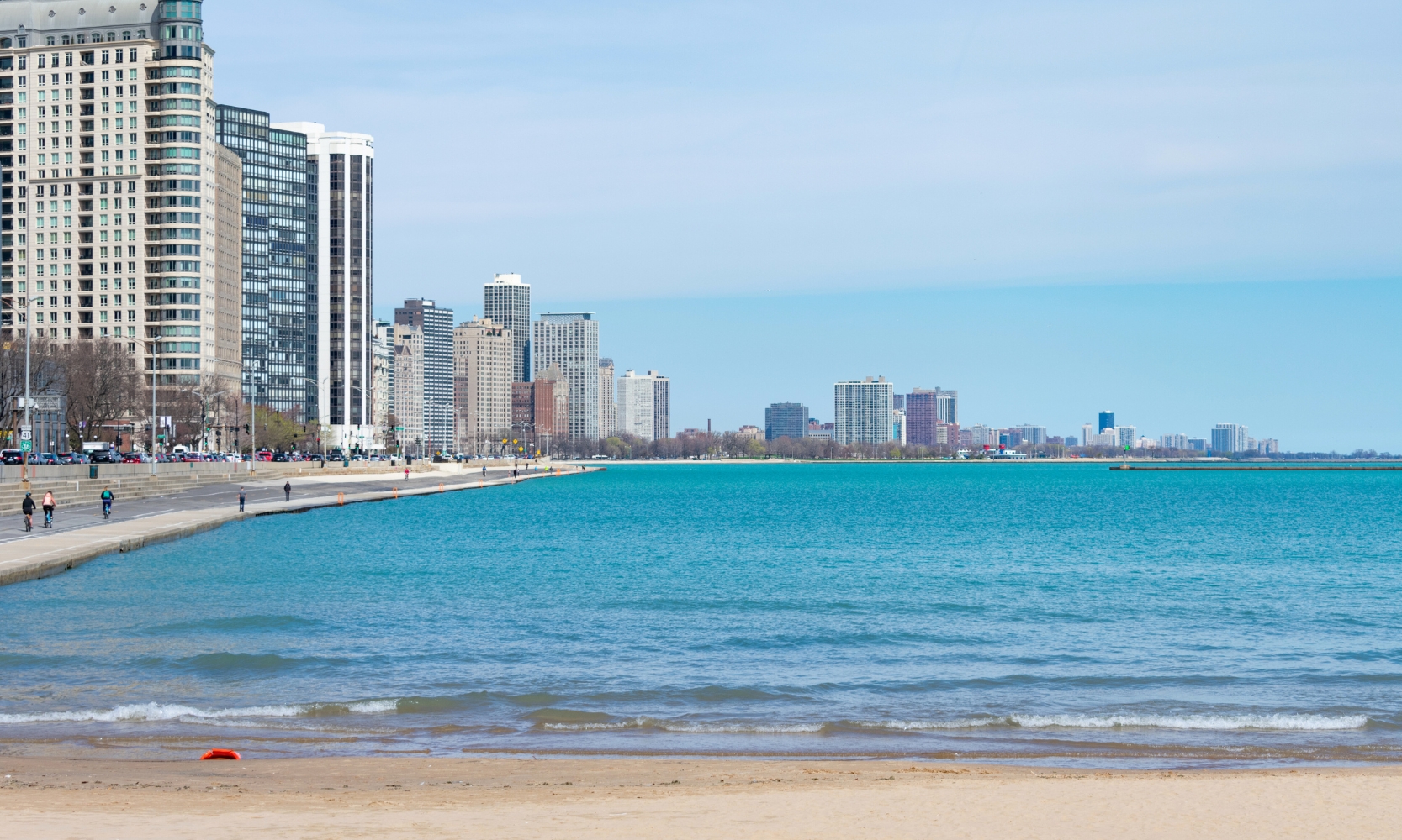 Wideshot image of Ohio Street Beach in Streeterville, Chicago