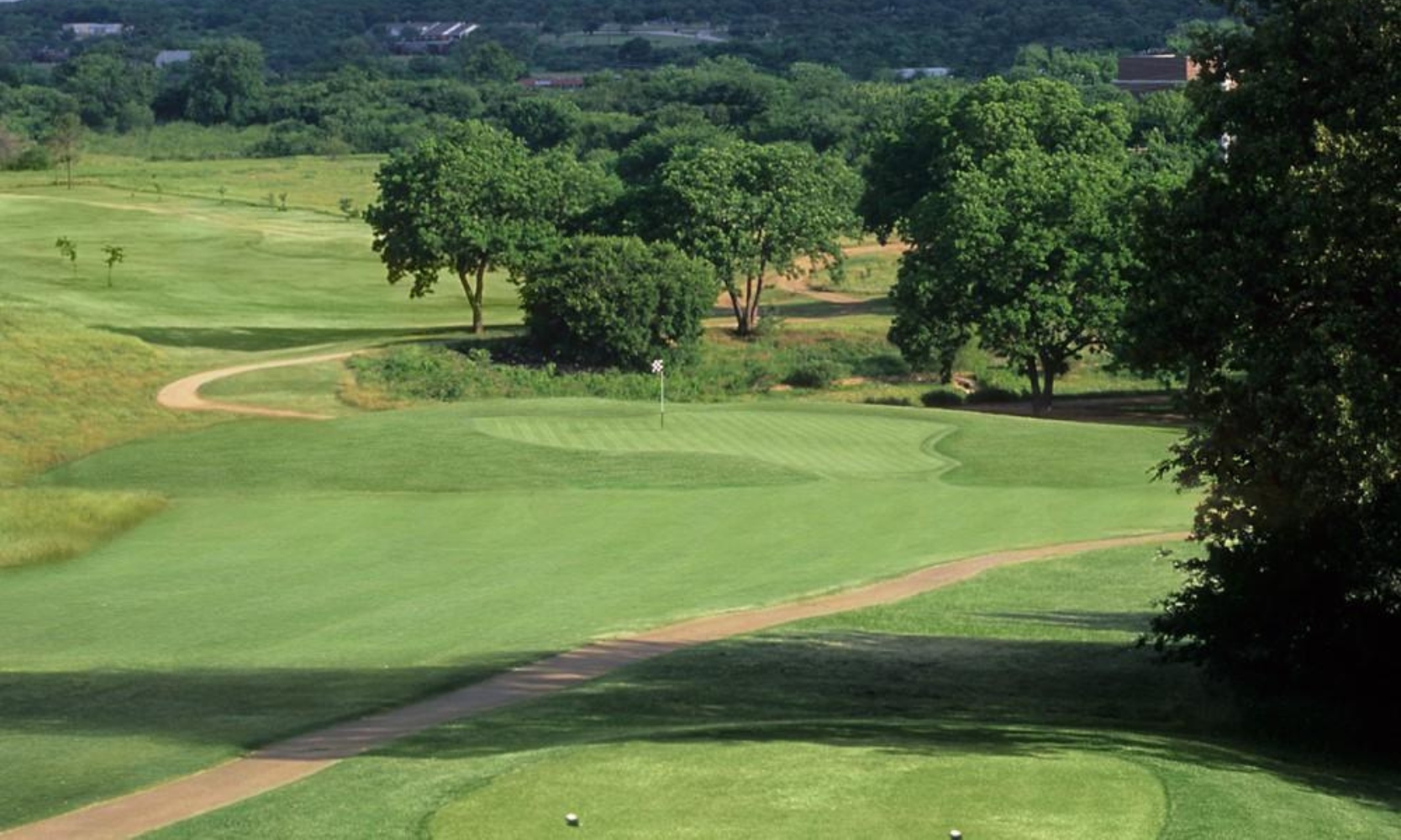 Wide shot view of the Arlington Lakes Golf Club's golf course in Arlington Heights, IL
