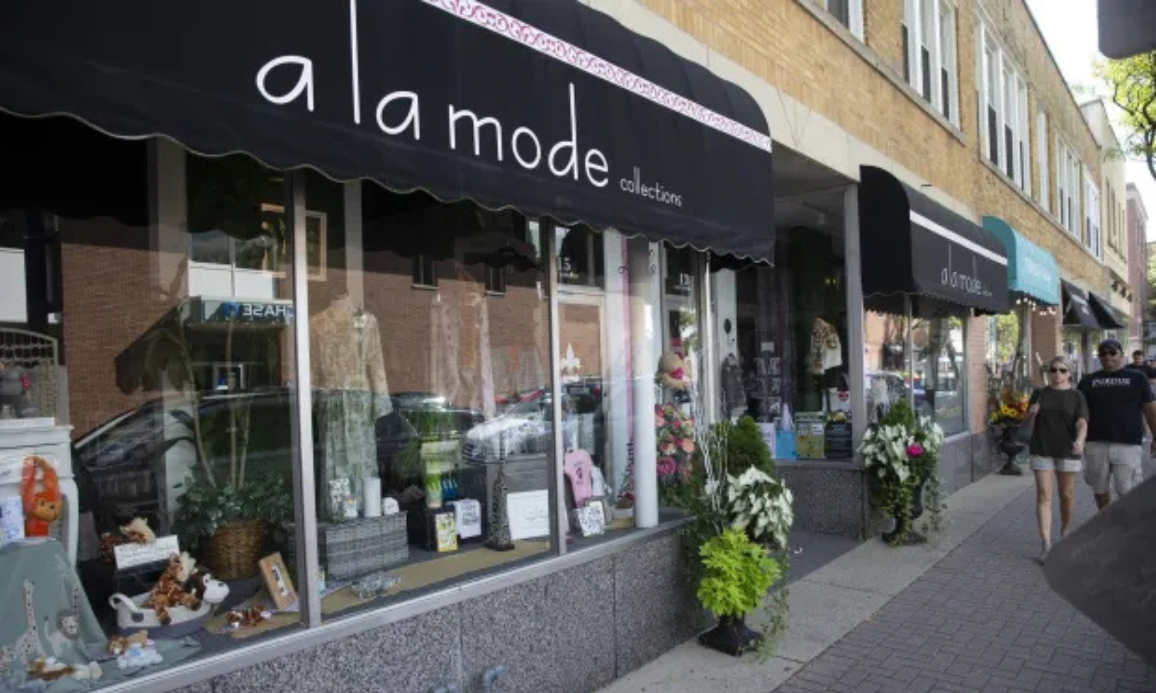 Street view image of the A La Mode Collections boutique in downtown Arlington Heights, IL