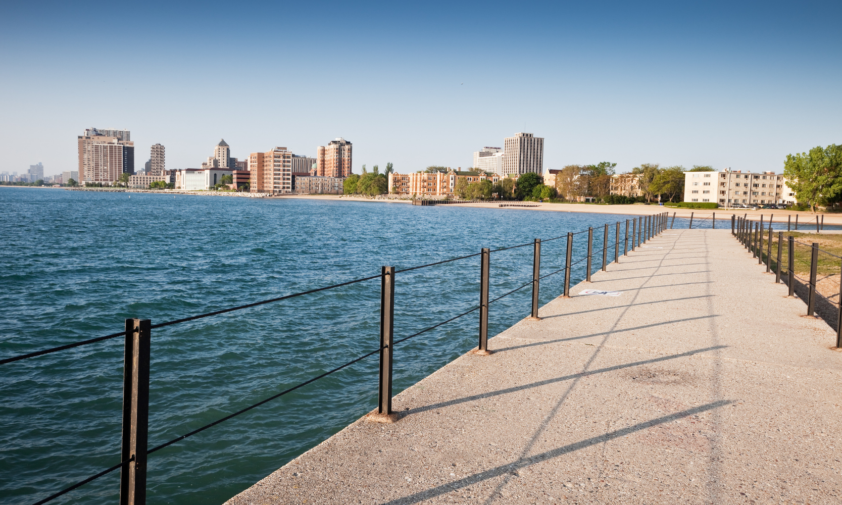 Street-view image of the Rogers Park, Chicago, neighborhood overlooking Lake Michigan